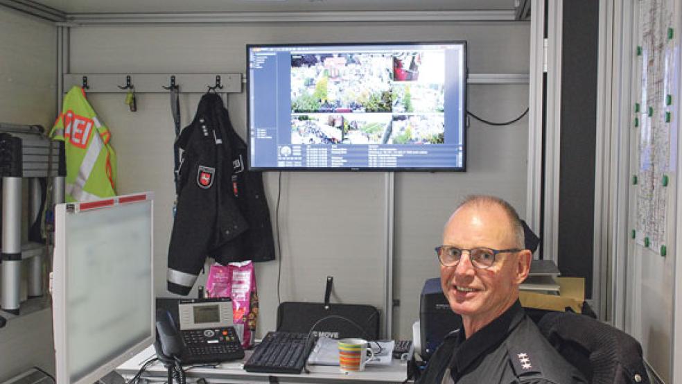 Harald de Buhr koordiniert in seiner »Kommandozentrale« die Einsätze der Marktwache. © Foto: Berents
