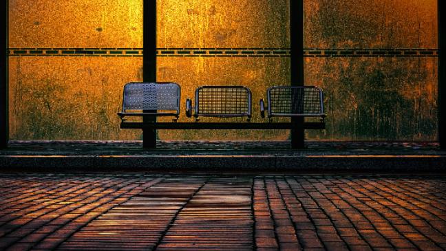 Zugriff bei Geldübergabe an einer Bushaltestelle