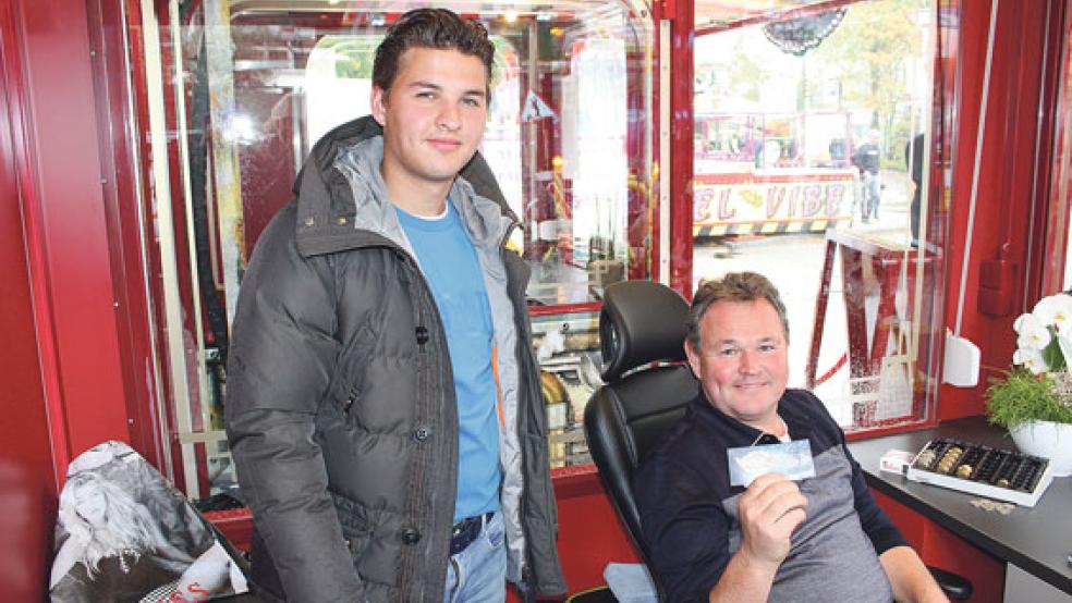 Toon Hoefnagels (links) vertritt bereits die siebte Generation der Schaustellerfamilie. Zusammen mit seinem Vater Joep betreibt er den »Aeronauten« auf dem Gallimarkt.  © Fotos:Berents