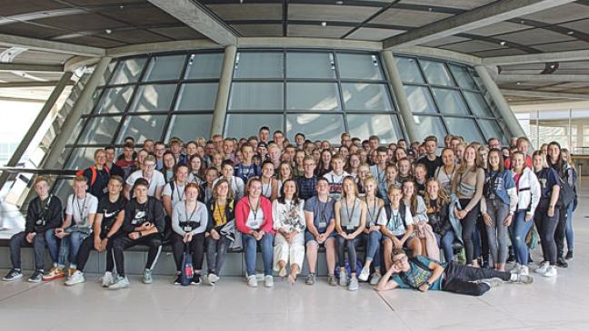 137 Schülerinnen und Schüler besuchen den Reichstag in Berlin