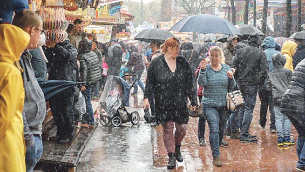 Selbst der starke Regen hielt hartgesottene Gallimarktbesucher nicht vom Bummel ab. © Foto: Kuper
