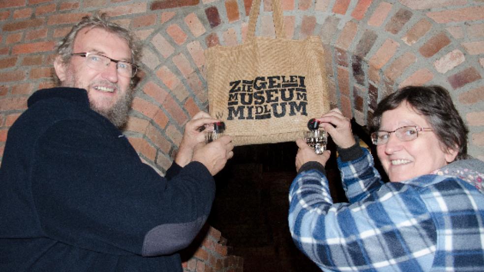 Die Jutetasche der Ziegelei umfunktioniert zur »Zapfstelle«: Siegrid und Edzard Busemann schenkten Säfte aus. © Hanken