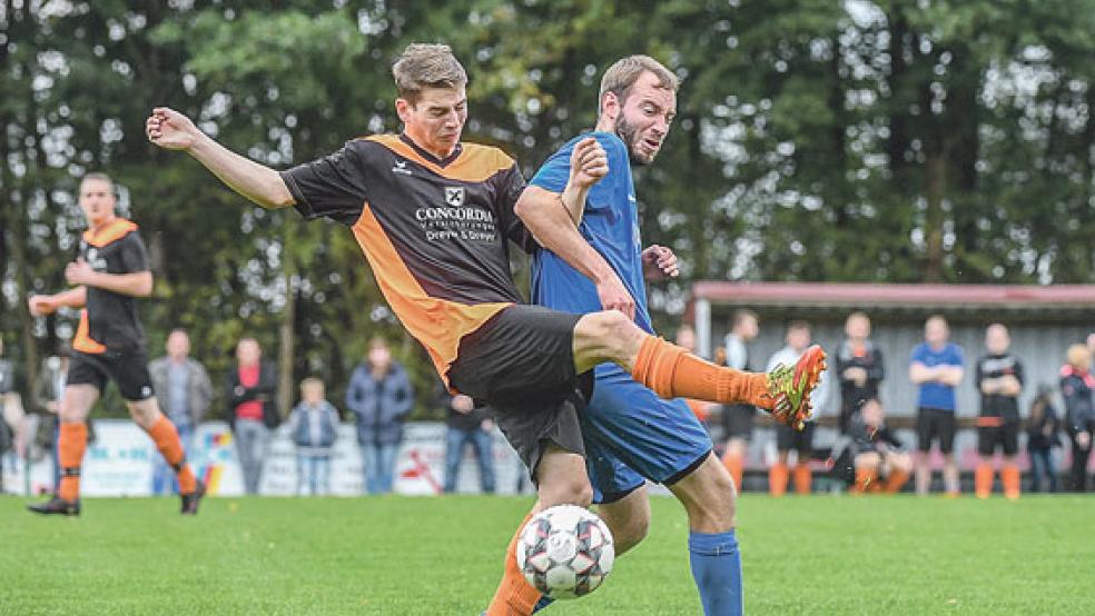 Der SV Wymeer-Boen mit Malte Sap (links) setzte sich verdient gegen die SG Heidjer/Holthusen um Patrick Halwas durch. © Foto: Bruins