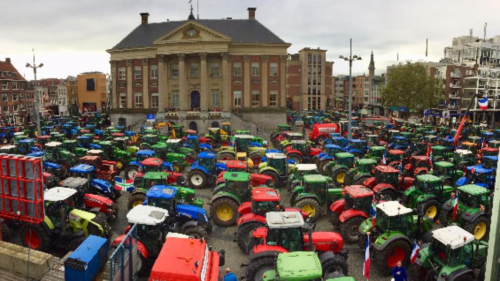 Um 12 Uhr war gestern die Innenstadt von Groningen, wie hier auf dem Großen Markt, voll mit Treckern und protestierenden Landwirten aus allen Himmelsrichtungen der Provinz. © Kuper