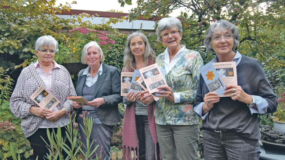 Der »Arbeitskreis Stolpersteine« mit Broschüren: Von links Karin Mittwollen, Gerda Pruin, Birgit Rutenberg, Anny Kaufmann und Gisela Ritz. © Foto: Hoegen