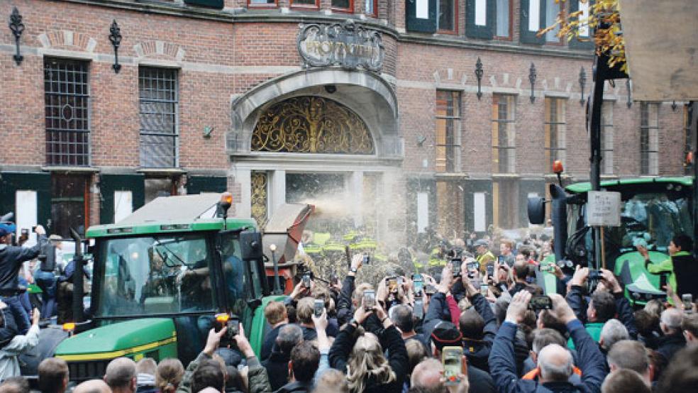 Bis zur Provinzverwaltung drangen die Landwirte mit ihren Traktoren vor, wo sie später eine Tür angingen und kurze Zeit in das Gebäude eindringen konnten.  © Fotos: Kuper