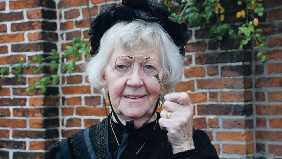 Diese ältere Dame zeigte während der historischen Modenschau eine 