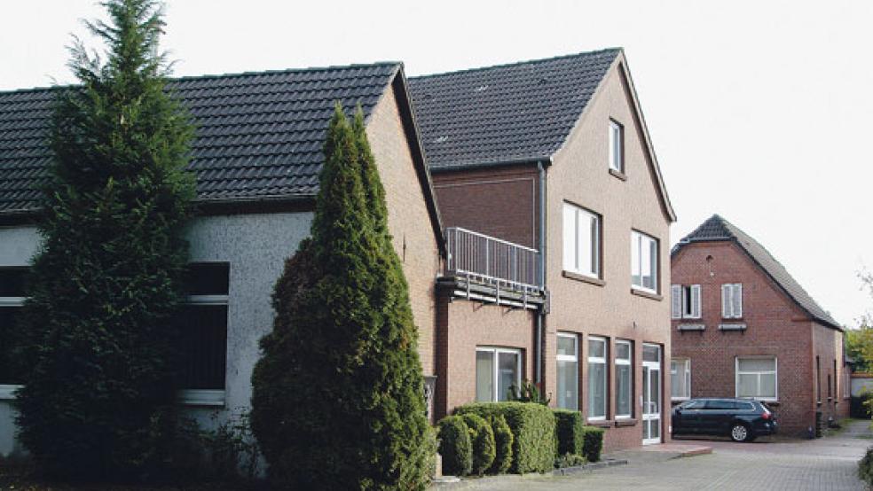 Die Stadt Weener hat die ehemalige Filiale der Deutschen Bank in Weener und die benachbarte frühere jüdische Schule gekauft und will hier ein »Bürgerhaus« einrichten. © Foto: Hoegen