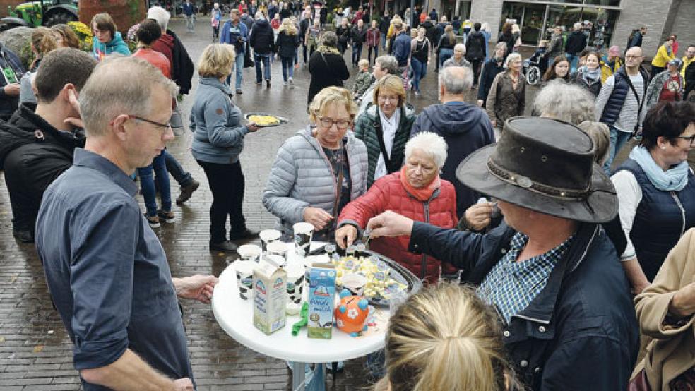 Kostenproben und Gespräche über die Landwirtschaft standen im Mittelpunkt der Erntedank-Aktion in Leer. © Foto: Wolters