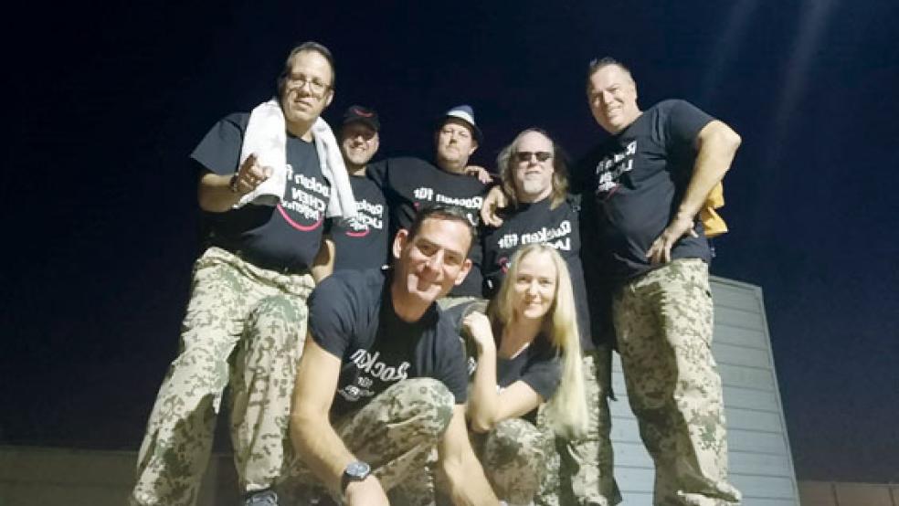 Konzert in der Wüste bei 36 Grad: Seit 20 Jahren sind die »Detonators & Friends« für den guten Zweck unterwegs.  © Foto: privat