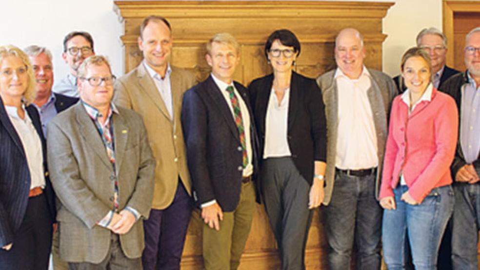Die DB-Konzernbevollmächtigte Manuela Herbort (Bildmitte) besuchte jetzt in Emden die IHK und sprach über bundesweite und regionale Bahnthemen. Geleitet wurde die Sitzung von Friedhelm Jacobs (Papenburg, dritter von links). Links neben Herbort IHK-Präsident Dr. Bernhard Brons. © Foto: IHK