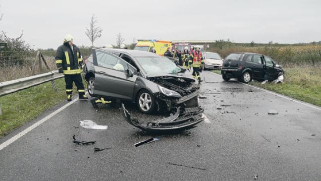 Autos stoßen frontal zusammen