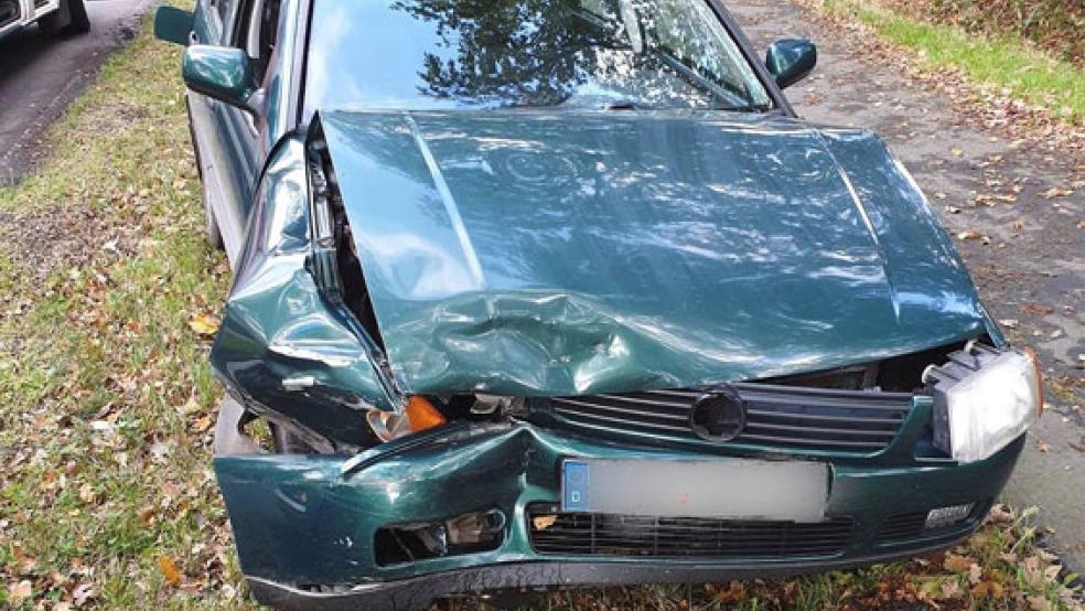 Der Fahrer dieses VW erkannte zu spät, dass ein vor ihm fahrenden Opel auf der B 72 langsamer wurde und kollidierte mit diesem. Die Fahrer beider Wagen wurden verletzt. © Foto: Polizei