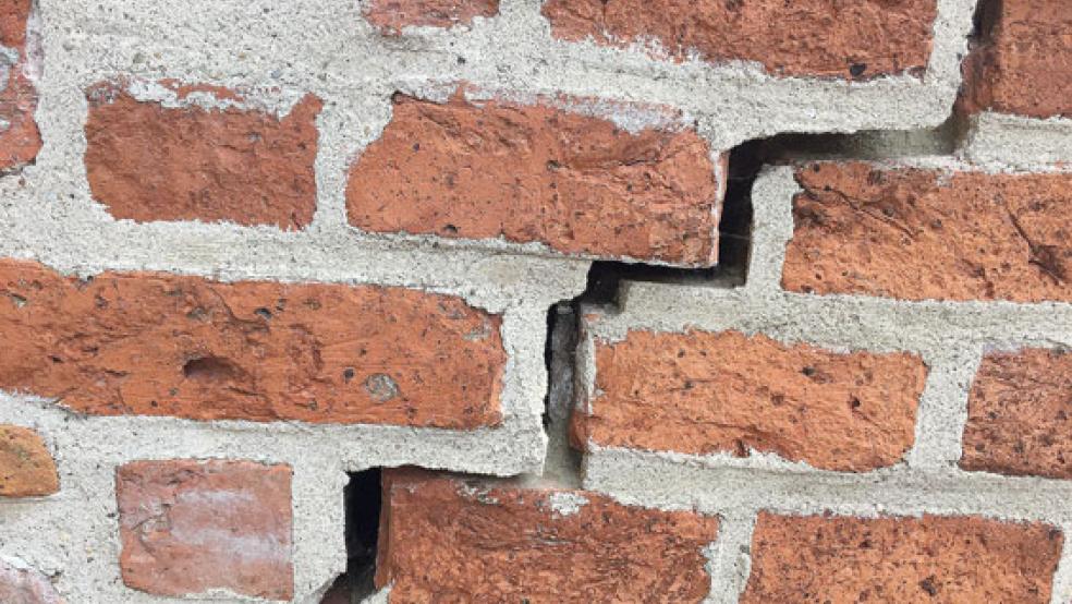 Risse im Mauerwerk. Das dürfte teuer werden.  © Foto: Kuper