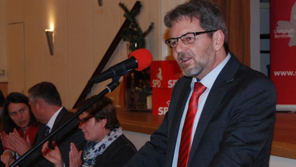 Markus Paschke will als Nachrücker wieder Mitglied des Deutschen Bundestages werden. Unser Bild zeigt ihn am Rednerpult bei der Delegiertentagung für seine Nominierung als SPD-Bundestagskandidat am 3. Dezember 2016 in Bunde  © Archivfoto: Hoegen