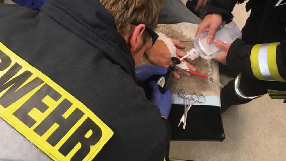 In Aurich musste die Feuerwehr zu einem ungewöhnlichen Einsatz ins Krankenhaus ausrücken.  © Foto: Feuerwehr