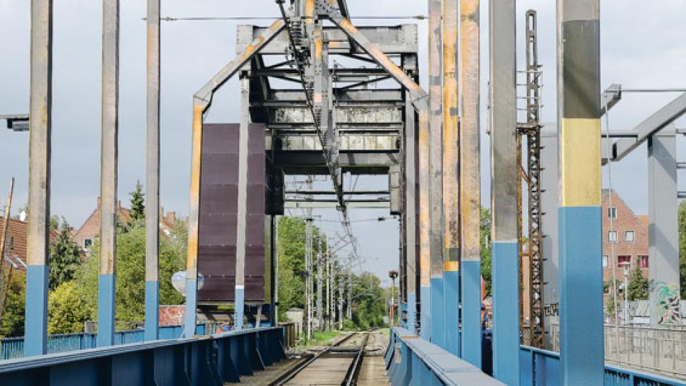 Ein »Nadelöhr« ist die Emder Eisenbahnbrücke, die Klappbrücke ist störungsanfällig und sanierungsbedürftig. Die Industrie- und Handelskammer befürwortet den Bau einer neuen, zweiten Eisenbahnbrücke. © Foto: Eric Hasseler