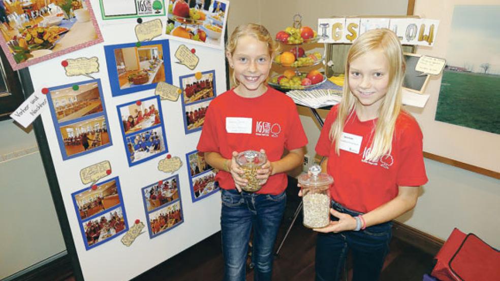 Machen sich stark für ein Power Frühstück: Katharina Jakobs (links) und Neelke Rieken von der IGS Ihlow. © Foto: Jürgens