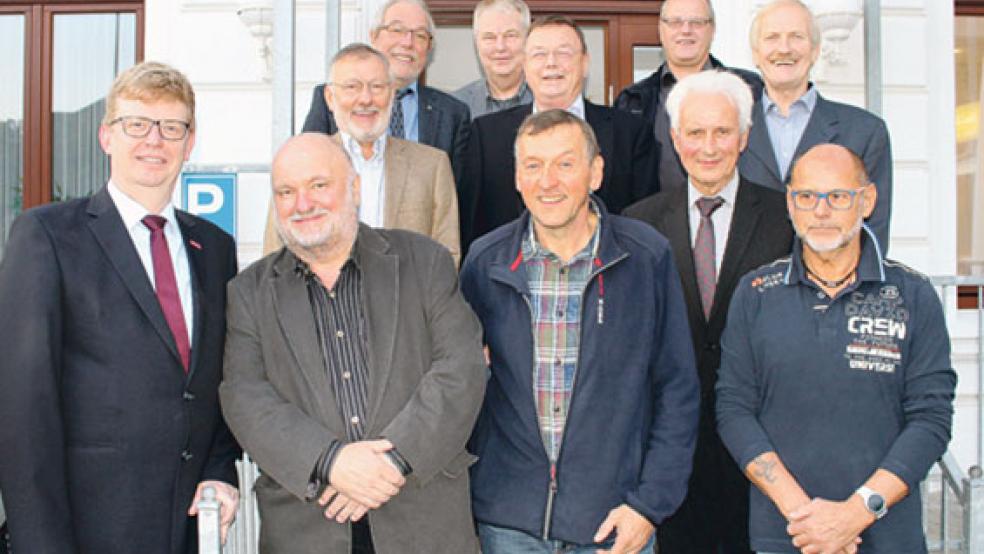 Handwerkskammerpräsident Albert Lienemann (links) bedankte sich bei den Mitgliedern aus den Meisterprüfungsausschüssen für ihre Verdienste im Ehrenamt.  © Foto: Handwerkskammer