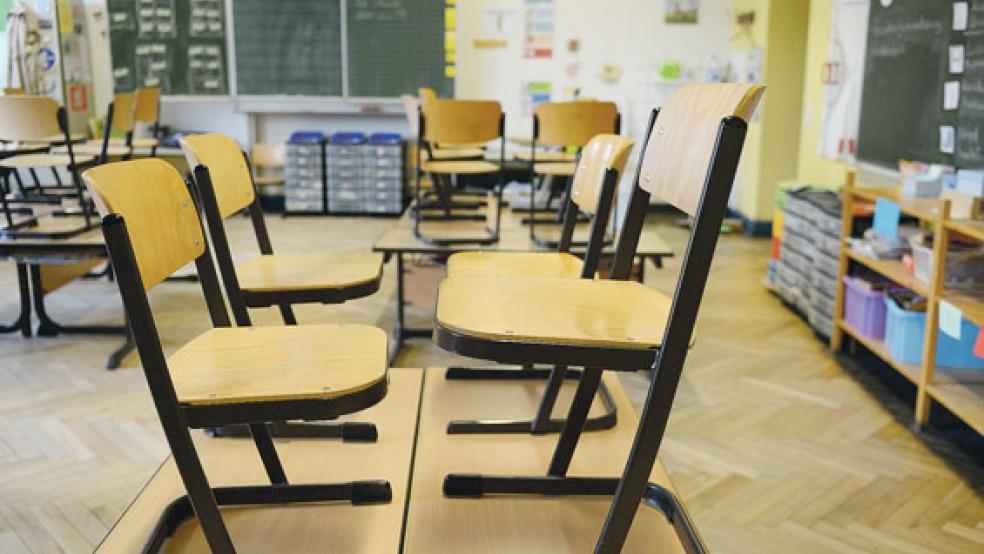 Zwar habe es Neueinstellungen von Lehrern gegeben, allerdings sei auch die Zahl der Schüler in Niedersachsen auch gestiegen. »Berücksichtigt man die Fehlzeiten kranker Lehrer, fielen rund 100.000 Unterrichtsstunden pro Woche aus«, kritisiert FDP-Bildungspolitiker Björn Försterling. © Foto: Seidel (dpa)