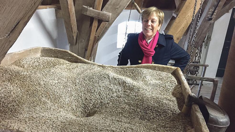 Neugierig schaut Heike Soyka aus Bochum in der dritten Ebene der Mühle auf Roggen, Weizen und Weizenvollkornmehl als »Basis« für das Speckendickenmehl. © Fotos: Kuper