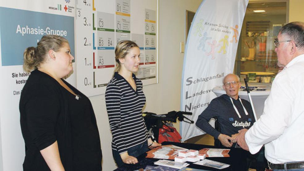 Im Foyer des Klinikum Leer gaben Anna-Lena Dannen von der Selbsthilfekontaktstelle des Landkreises sowie Inga Brummer und Axel Langner (von links) von der Schlaganfall Selbsthilfegruppe Leer-Weener Einblicke in ihre Arbeit. © Foto: Berents