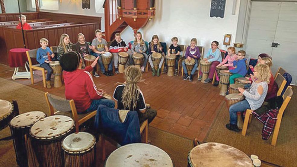 Die Kinder übten in der Midlumer Kirche fleißig für ihren Auftritt im Gottesdienst. © Foto: privat