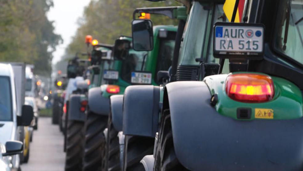 Startklar: Eine Kolonne von Treckern vor der Abfahrt aus Hesel. © Foto: Klemmer