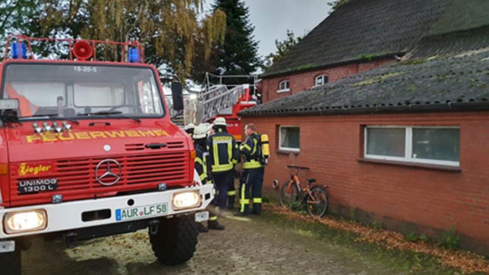 Drei Ortsfeuerwehren waren gestern in Lübbertsfehn im Einsatz, hier war ein Kamin verstopft. © Foto: Timo Köller