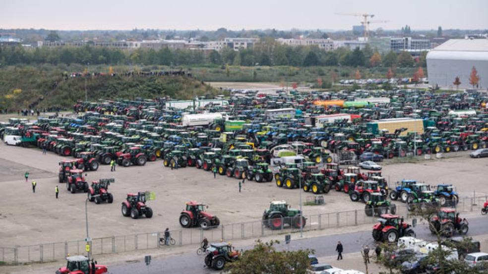 Ein Meer von Treckern und Landmaschinen war auf dem Freigelände der Weser-Ems-Hallen zu sehen. © Foto: Klemmer