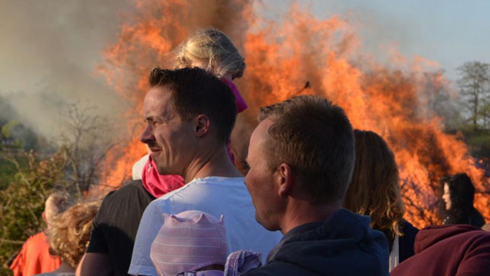 Veranstaltungen wie das Osterfeuer können in Möhlenwarf wohl nicht mehr stattfinden, wenn sich keine neuen aktiven Mitglieder für den Dorfverein engagieren. © Foto: Ammermann