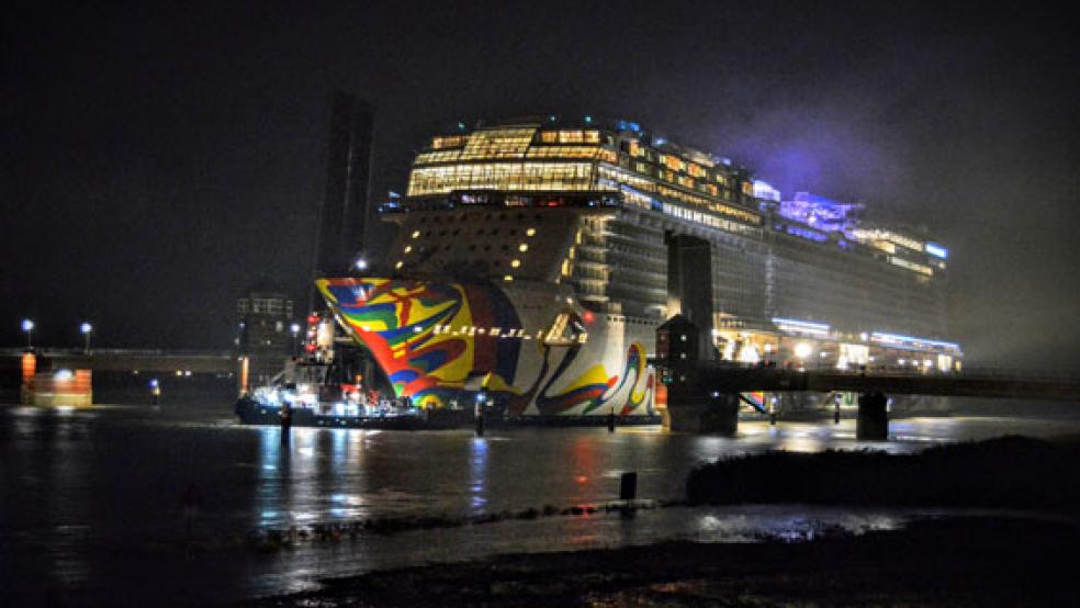 Die »Norwegian Encore« - hier bei der Passage der Jann-Berghaus-Brücke in Bingum - muss zu einer zusätzlichen Testfahrt hinaus auf die Nordsee. © Foto: Gerrit Denekas