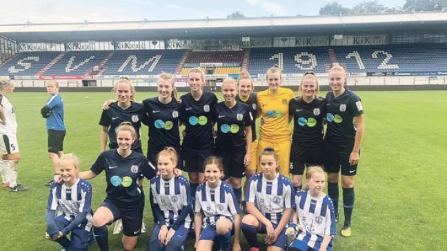 Mit Zweitliga-Fußballerinnen einlaufen
