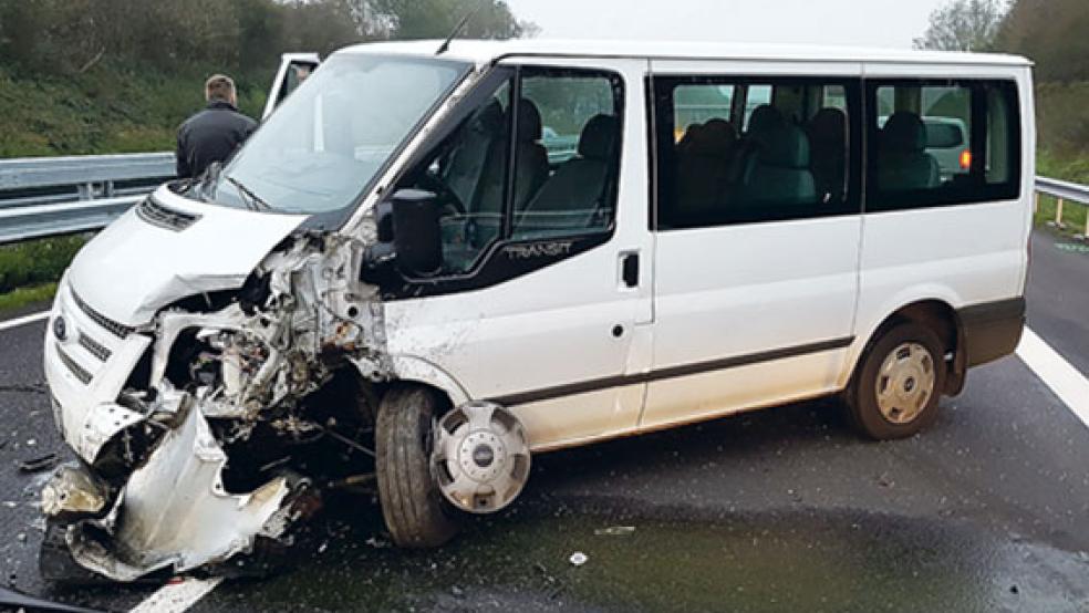 Der Ford Transit (im Bild) und der VW Golf waren nicht mehr fahrbereit und mussten abgeschleppt werden. © Foto: Polizei