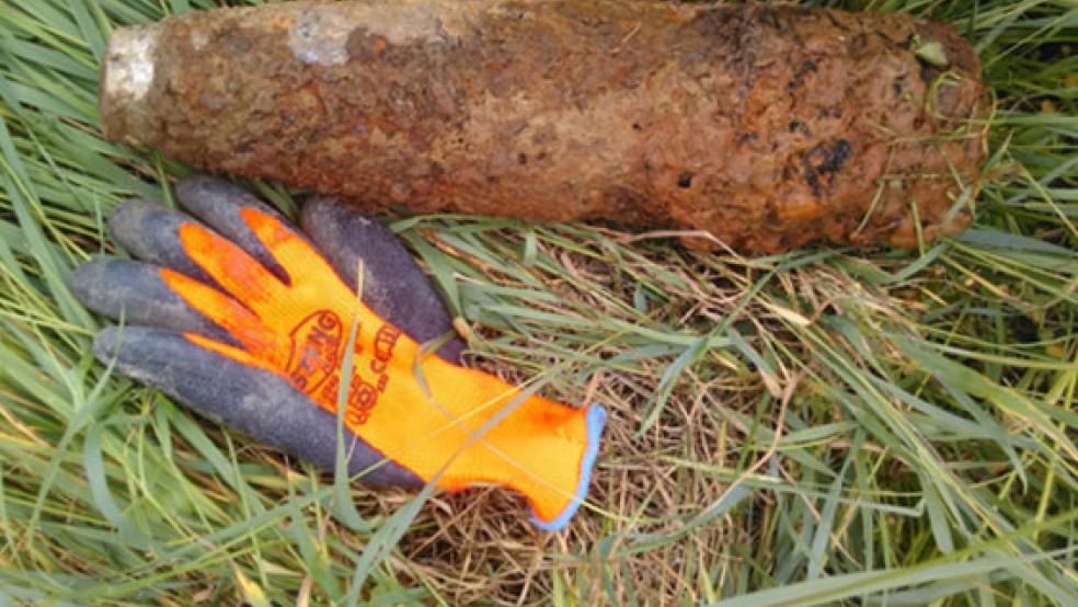 Dieses Archivbild macht die Größe einer Flakgranate mit einem Kaliber von 10,5 Zentimetern deutlich. © Foto: Hans Mohr