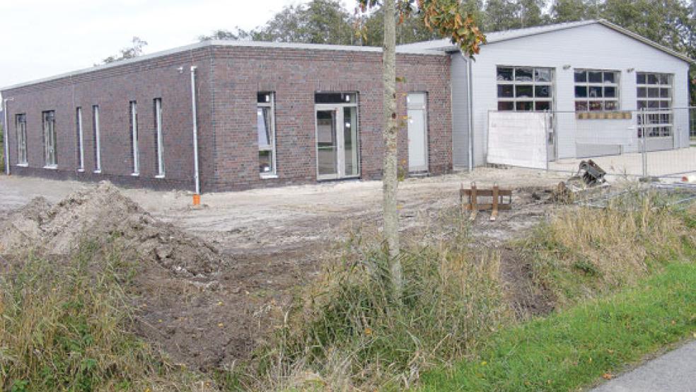 Während die Fertigstellung des neuen Feuerwehrhauses in Bingum absehbar ist, lässt das Wohngebiet in direkter Nachbarschaft noch auf sich warten. © Foto: Szyska