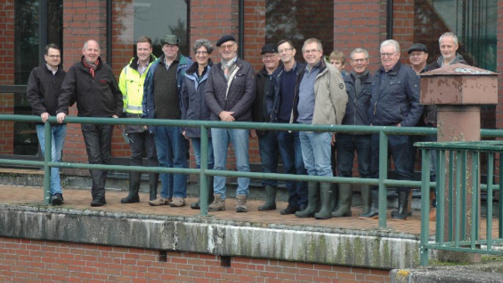 Die Schaukommission traf sich am Schöpfwerk in Soltborg und teilte sich in vier Gruppen auf. © Foto: Szyska