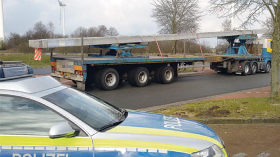 Vom Teutoburger Wald bis zur ostfriesischen Küste hat die Polizei Lastwagen kontrolliert. Unser Archivfoto entstand Anfang März 2016 bei einer Großkontrolle auf dem Autobahnparkplatz hinter dem Emstunnel in Höhe Holtgaste.  © Foto: Polizei