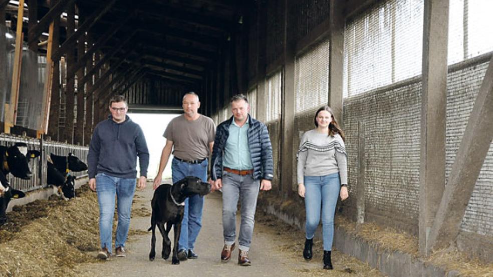Erwarten, dass die Politik jetzt aktiv wird und auf die Landwirte zugeht (von links): Lennart Berends, Gerhard Berends, Georg Sterrenberg und Fenna Berends. © Foto: Boelmann