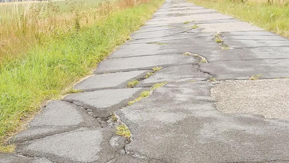 Bereits heute befinden sich viele kommunale Straßen und Wirtschaftswege in einem sehr schlechten Zustand – wie hier in der Gemeinde Ihlow (Landkreis Aurich). © Foto: IHK