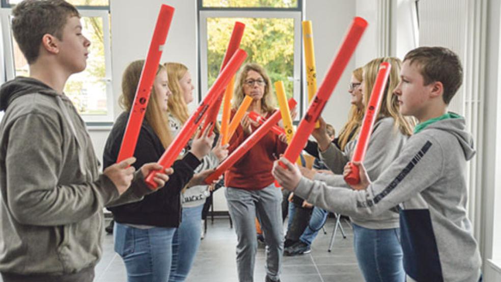 Auch die Akustik in der neuen Pausenhalle ist gut. Das zeigte sich unter anderem bei einer musikalischen Collage aus Trommeln, Stöcken und diesen Klangröhren. © Fotos: Himstedt