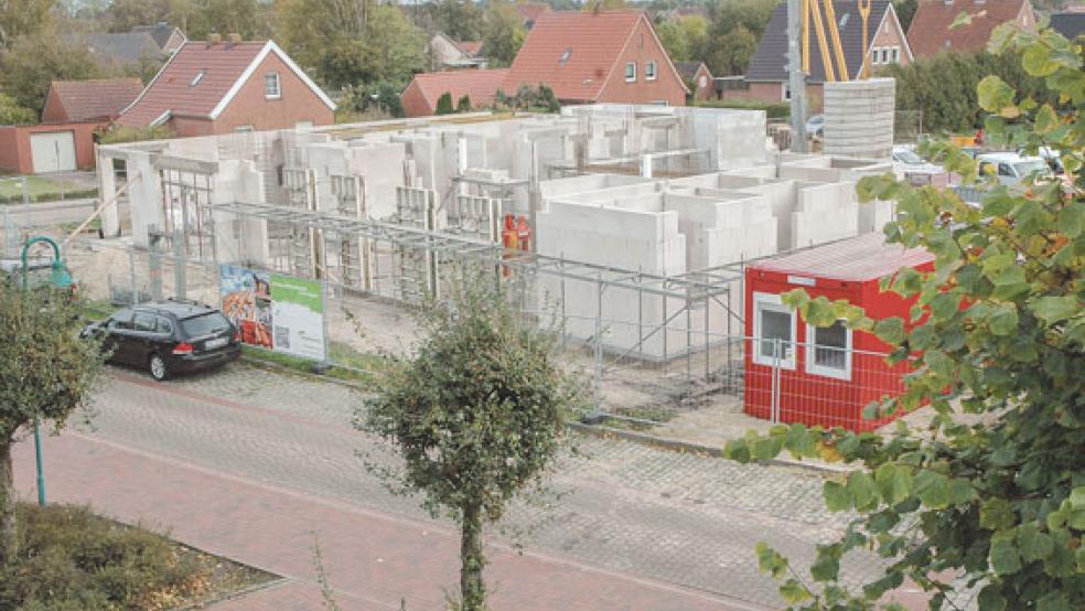 Aus dem oberen Stockwerk der quer gegenüber liegenden Grundschule lassen sich die Ausmaße des Familienzentrums schon gut erkennen. Die Bauhauptarbeiten erledigt die Gebrüder Geyken GmbH aus Ihrhove. © Foto: Szyska