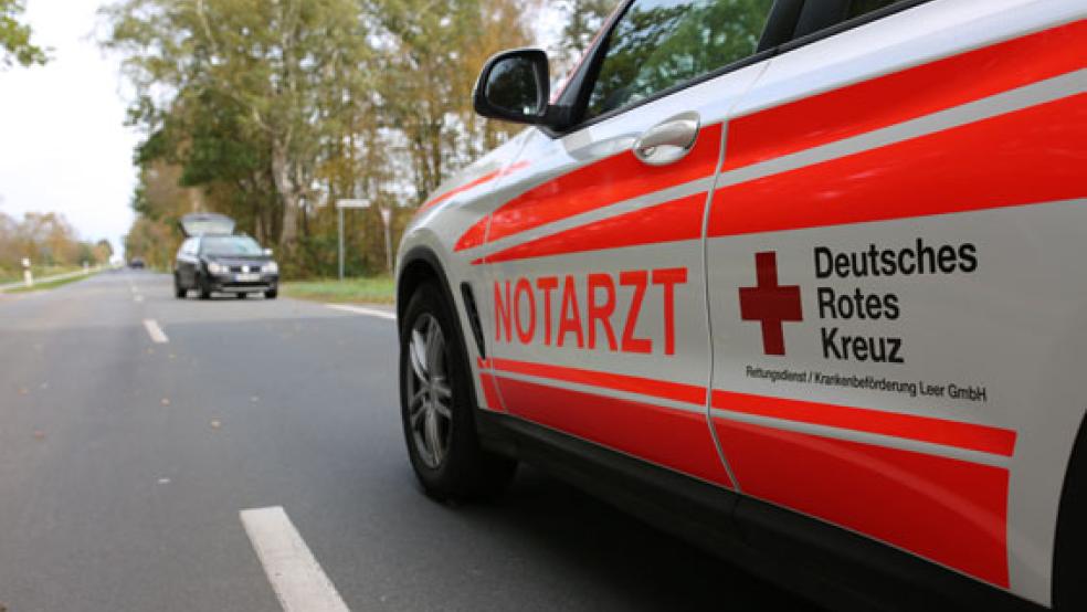 Bei einem Verkehrsunfall auf der Feldstraße in Logabirum erlitt eine Pedelec-Fahrerin lebensgefährliche Verletzungen. Sie wurde mit einem Rettungshubschrauber in eine Klinik geflogen. © Foto: Loger