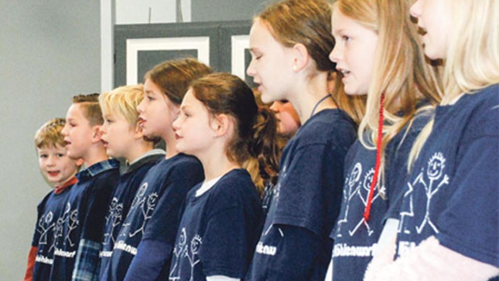 Schüler der Grundschule sangen Lieder und führten bei der Eröffnung einen plattdeutschen Sketch auf. © Fotos: Kuper