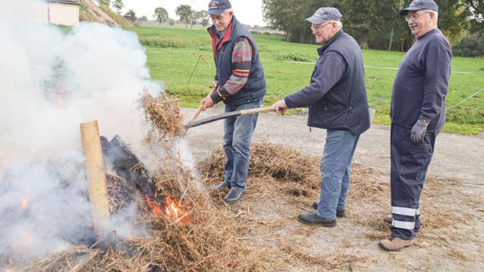 Als »Brandstifter« agierten drei Alterskameraden der Freiwilligen Feuerwehr Bunderhee. © Fotos: Himstedt