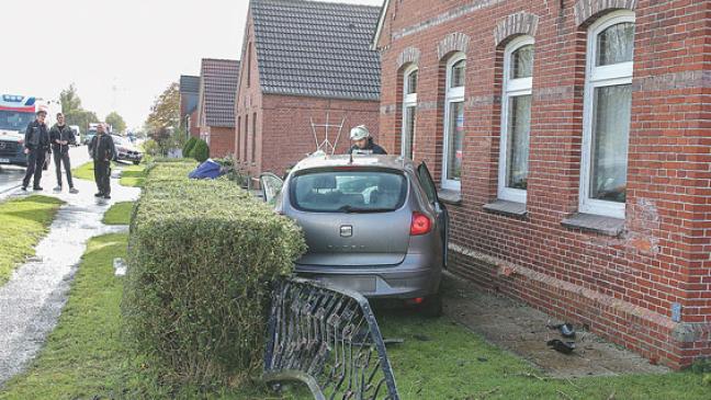 Auto kracht gegen Hauswand