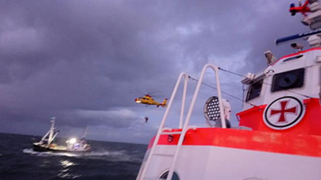 Fischer mit Hubschrauber von Bord geholt