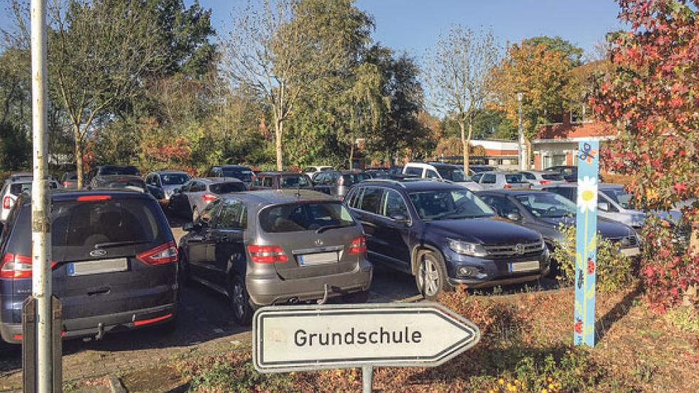 Der Parkplatz vor der Grundschule an der Wiesenstraße in Weener ist gut ausgelastet. Zu Stoßzeiten kommt es immer wieder zu brenzligen Situationen. © Foto: Boelmann