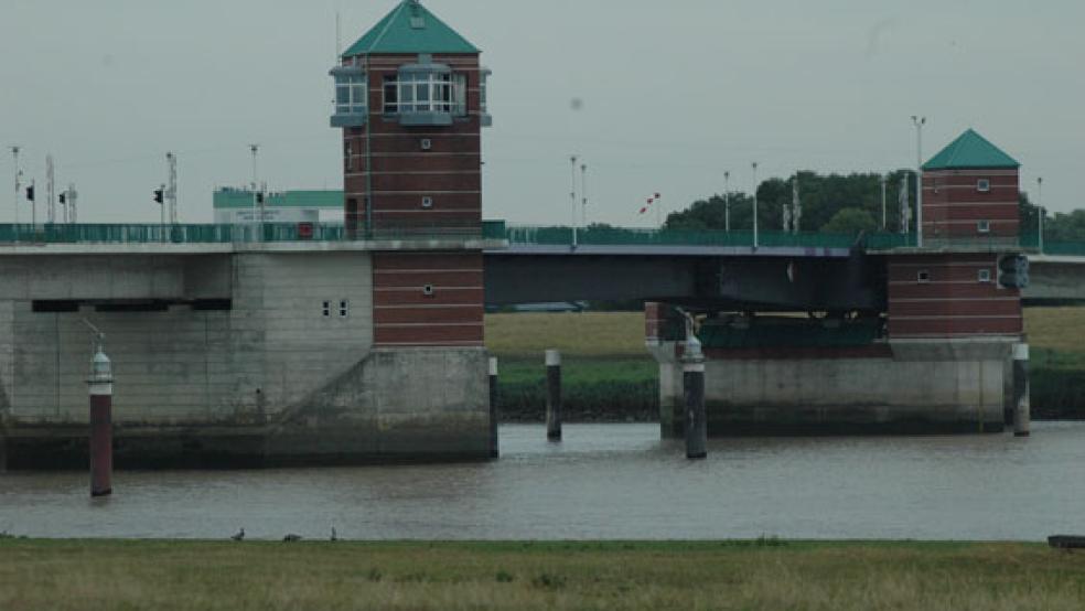 Der Schaden an der Jann-Berghaus-Brücke hält sich in Grenzen. © Foto: Szyska
