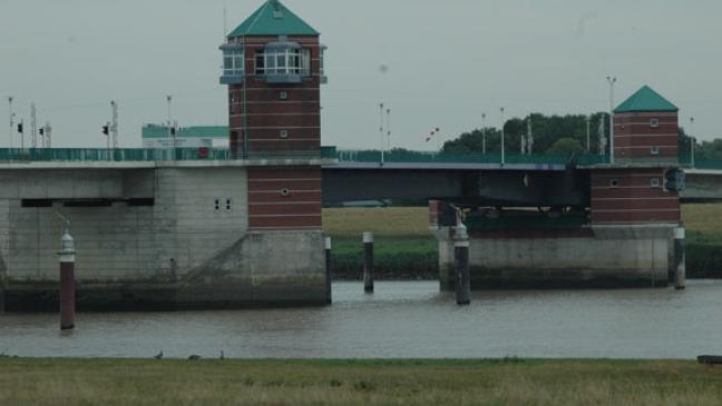 Schlepper stößt gegen Brückenpfeiler